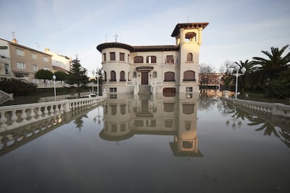 Vista general del Ayuntamiento de San Adrián (Navarra), este lunes. El máximo de la crecida del Ebro pasó por San Adrián hacia las cuatro de esta madrugada y el desbordamiento del río inundó varias calles de la localidad sin obligar al desalojo de personas.