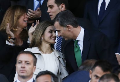 Los Reyes Felipe y Letizia celebraron su 12º aniversario de casados en la final de la Copa del Rey. Para la ocasión, la Reina optó por un 'look' de básicos: camisa blanca, pantalones negros pitillo y un trench beige.