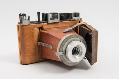Prototipo de madera de un modelo de Polaroid de finales de los cincuenta.