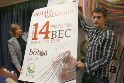 Ikerna Baila (EA) y Oskar Matute (Alternatiba) presentan un cartel de Bildu.