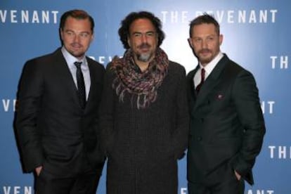 Leonardo DiCaprio, Alejandro Gonzalez Inarritu y Tom Hardy en la presentación de 'El renacido', en Londres, 2016.