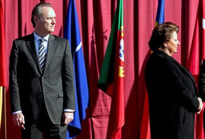 El president de la Generalitat, Alberto Fabra, junto a la alcaldesa de Valencia, Rita Barberá, durante el acto de despedida del personal del Cuartel General de Despliegue Rápido de la OTAN que se desplegará en Afganistán el primer semestre de este año.