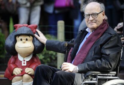 Quino junto a la estatua de Mafalda inaugurada hoy en el Parque de San Francisco de Oviedo.