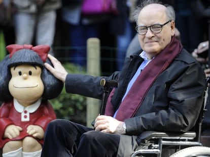 Quino junto a la estatua de Mafalda inaugurada hoy en el Parque de San Francisco de Oviedo.