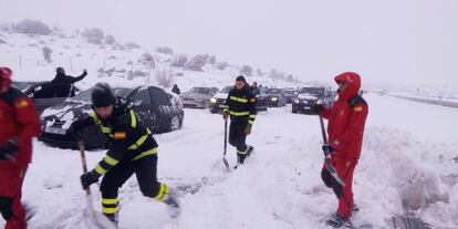 Miembros de la Unidad Militar de Emergencias ayudan a despejar la AP-6.