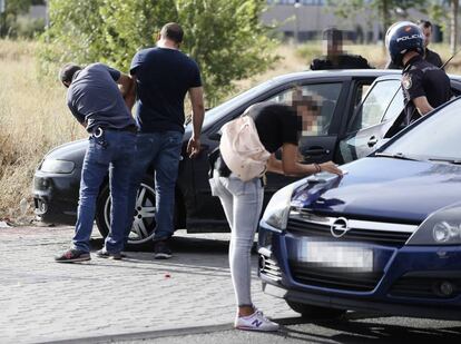 Controles policiales a los clientes de las mujeres que ejercen la prostitución en el polígono Marconi de Villaverde (Madrid).