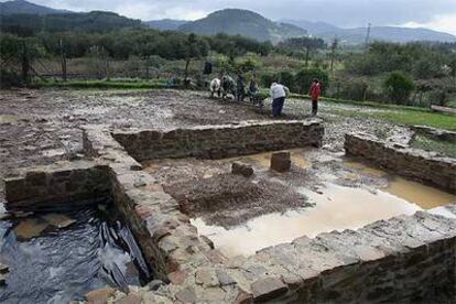 Una de las estructuras que componen el poblado romano de Forua, ayer, durante los trabajos de excavación.