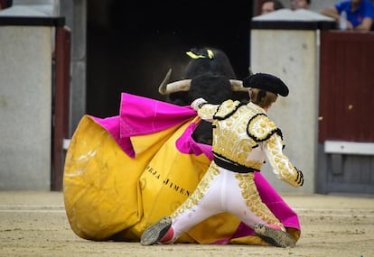 Borja Jiménez recibe de rodillas a uno de sus toros.