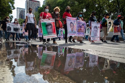 Cientos de personas protestan por la desaparición de los 43 estudiantes de Ayotzinapa