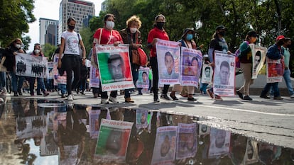 Cientos de personas protestan por la desaparición de los 43 estudiantes de Ayotzinapa, el 26 de junio de 2022, en Ciudad de México.
