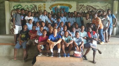 Vega-Arango, rodeado de estudiantes durante una visita a un instituto de Honiara.