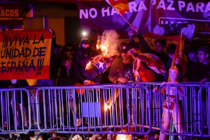Un grupo de personas quemaba el miércoles una 'estelada' durante una concentración junto a la sede del PSOE en la madrileña calle de Ferraz.