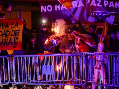 Un grupo de personas quemaba el miércoles una 'estelada' durante una concentración junto a la sede del PSOE en la madrileña calle de Ferraz.