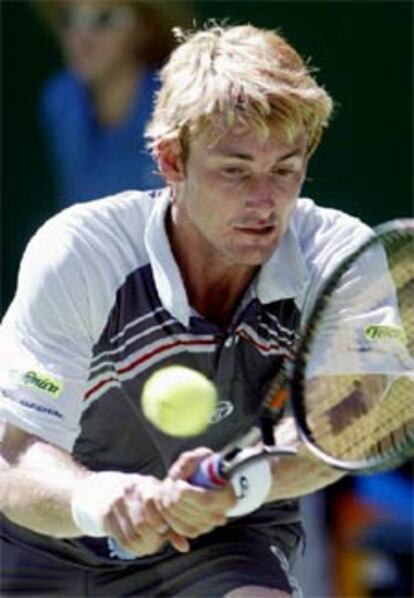Juan Carlos Ferrero, en un momento de su partido contra Santoro, hoy en Melbourne.