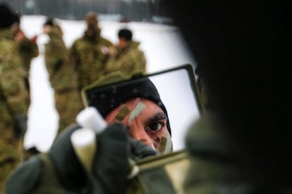 El sargento del ejército de EE UU se pinta la cara antes de una sesión multinacional de entrenamiento de armas con las tropas danesas en Tapa (Estonia).