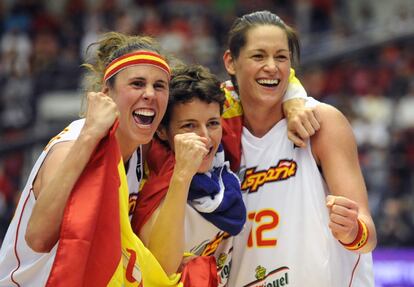 La selección femenina de baloncesto logró el bronce en los últimos mundiales, disputados en octubre de 2010 en la República Checa. Nunca España había llegado tan lejos en esta competición. En la imagen,Amaya Valdemoro, Elisa Aguilar y Anna Montañana celebran la medalla. Las chicas ya habían logrado en los últimos años cuatro bronces y una plata en los Europeos (al margen del oro de 1993).