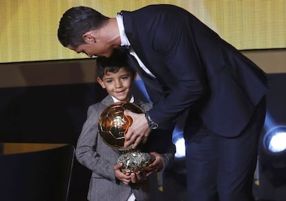 Cristiano Ronaldo con su hijo.