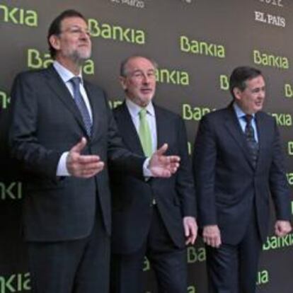 El consejero delegado de PRISA, Juan Luis Cebrián; el presidente del Gobierno, Mariano Rajoy; junto a Rodrigo Rato, presidente de Bankia, y el economista Juan Iranzo