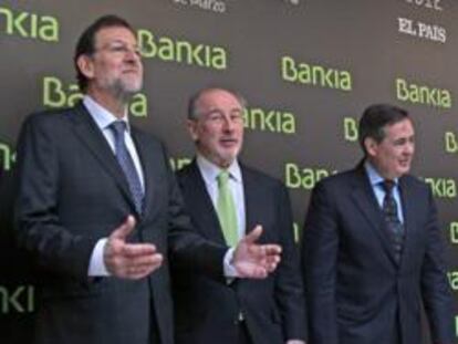 El consejero delegado de PRISA, Juan Luis Cebrián; el presidente del Gobierno, Mariano Rajoy; junto a Rodrigo Rato, presidente de Bankia, y el economista Juan Iranzo