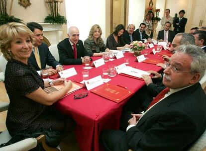 Esperanza Aguirre, con Joaquín Leguina a su derecha, en la reunión de la Fundación Dos de Mayo.