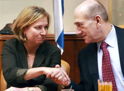 El primer ministro israelí, Ehud Olmert, da la enhorabuena a la nueva jefa del partido Kadima, Tzipi Livni.