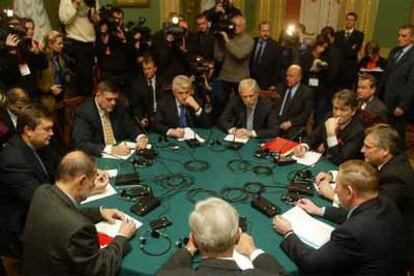 Mediadores europeos y rusos asisten al encuentro con los candidatos a presidir Ucrania.