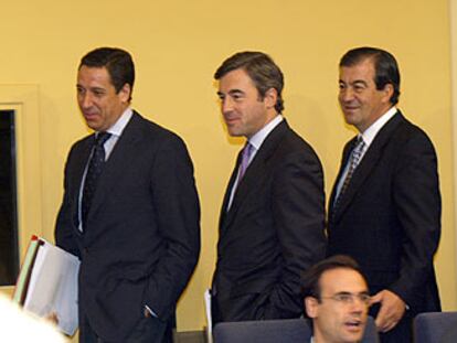 Eduardo Zaplana, Ángel Acebes y Francisco Álvarez-Cascos, ayer en La Moncloa.