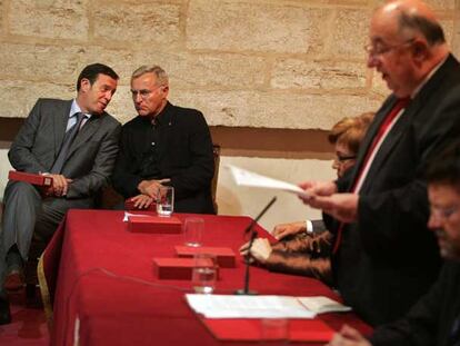 Joan Ignasi Pla y Joan Ribó intercambian impresiones durante el discurso de Julio de España ayer en las Cortes.