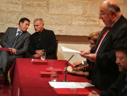 Joan Ignasi Pla y Joan Ribó intercambian impresiones durante el discurso de Julio de España ayer en las Cortes.