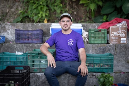 Moisés Gómez en su puesto de productos agrícolas orgánicos en la Feria Verde de Aranjuez, en San José, Costa Rica.