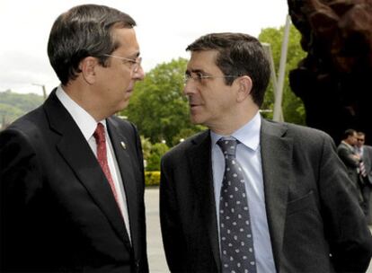 José Luis Bilbao (a la izquierda) y el <b><i>lehendakari,</b></i> Patxi López, el pasado miércoles, antes del acto de Cebek en Bilbao.