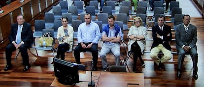 Imagen tomada del monitor de la sala de prensa de la Audiencia de Málaga, de la tonadillera Isabel Pantoja (2i), sentada en el banquillo de acusados de la Audiencia de Málaga, donde ha sabido que ha sido condenada a 24 meses de prisión por blanqueo de capitales, su expareja Julián Muñoz (d), que fue alcalde de Marbella, a siete años de prisión y la exesposa de éste, Maite Zaldívar (3d), a tres años, tres meses y un día por blanqueo continuado de capitales.