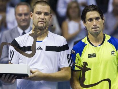 Winner Mikhail Youzhny (l) and runner-up David Ferrer hold their trophies after the Valencia Open 500 final. 