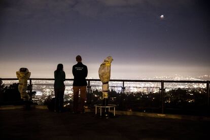 Um casal observa o fenômeno astronômico do Observatório Griffith em Los Angeles.