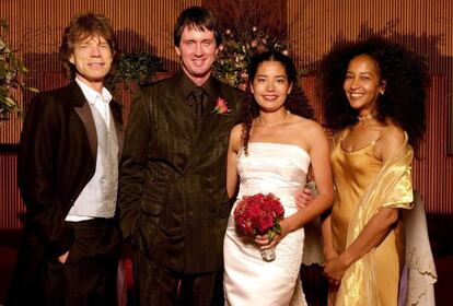 Mick Jagger y Marsha Hunt en la boda de la hija que tienen en com&uacute;n, en 2000.