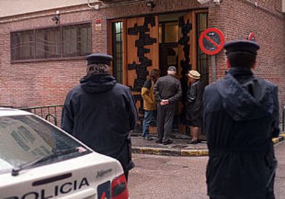 Exterior de la sinagoga de Madrid, con un coche de la policía en la puerta, ayer por la mañana.