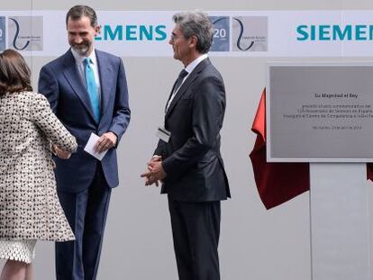 La presidenta de Siemens Espa&ntilde;a, Rosa Garc&iacute;a, el rey Felipe VI y el consejero delegado de Siemenes AG Joe Kaese, esta ma&ntilde;ana durante la inauguraci&oacute;n del nuevo centro de I+D ferroviario en Madrid.