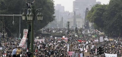 Una marea humana abarrota la plaza Cairota de Tahrir y sus alrededores