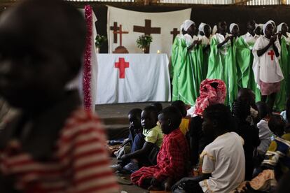 Niños y mujeres anuak participan en el servicio religioso de los domingos del campo de refugiados de Gorom en Sudán del Sur, un país fronterizo con Etiopía.