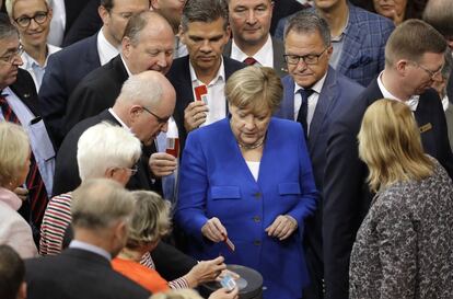 La votación en el Bundestag se ha saldado con 393 votos a favor y 226 en contra, entre ellos el de Angela Merkel (en la imagen).