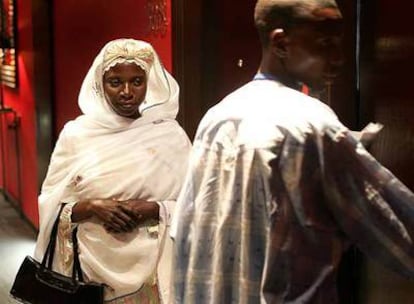 Amina Lawal con su primo Anwal Bashir, ante la puerta de su habitación de hotel en Madrid.