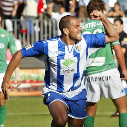 Salva Ballesta, del Málaga,  celebra uno de los goles marcados al Betis.