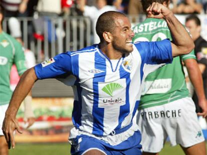Salva Ballesta, del Málaga, celebra uno de los goles marcados al Betis.