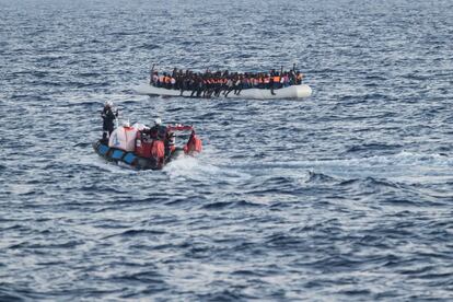 L'equip de SOS Mediterranée s'apropa a la pastera, el 9 de juny.