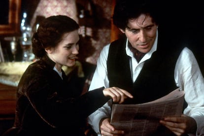 En la versión de 1994 de Mujercitas, la Jo interpretada por Winona Ryder se enamora perdidamente de su sabio profesor –Gabriel Byrne, 19 años mayor que ella– sin que llame demasiado la atención de la familia March. En la última adaptación de la novela de Louisa May Alcott, Greta Gerwig reduce a once años esta diferencia con Saoirse Ronan y Louis Garrel.