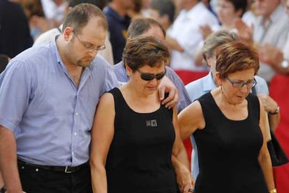 Los campaneros de la torre del Miguelete han ofrecido el toque de difuntos del siglo XV denominado <i>Clamoreo</i> en el funeral. El toque <i>Clamoreo</i> es interpretado en circunstancias especiales por la muerte de personalidades destacadas o muertes colectivas. Esta pieza ha sido tocada tres veces antes del inicio de la misa, en el momento de la consagración y, por último, al final del funeral. En la imagen, familiares de las víctimas llegan a la Catedral.