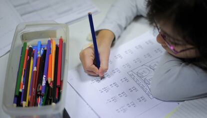 Una niña realiza sus tareas de Matemáticas en el centro Martí-Codolar de Barcelona