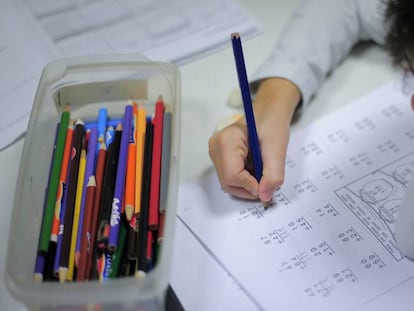 Una niña realiza sus tareas de Matemáticas en el centro Martí-Codolar de Barcelona