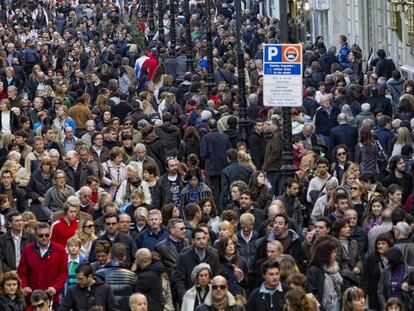 El Portal de l&#039;&Agrave;ngel de Barcelona, en un festivo con tiendas abiertas.