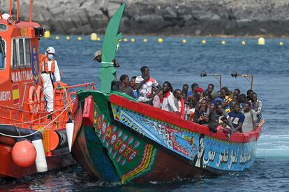 Salvamento Marítimo remolca un cayuco al puerto de la Restinga en la isla de El Hierro.